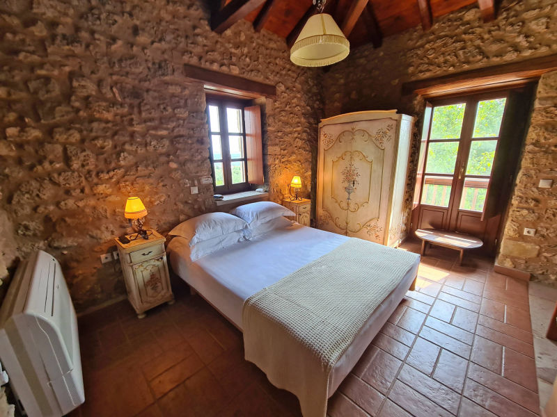 master bed room with bath room